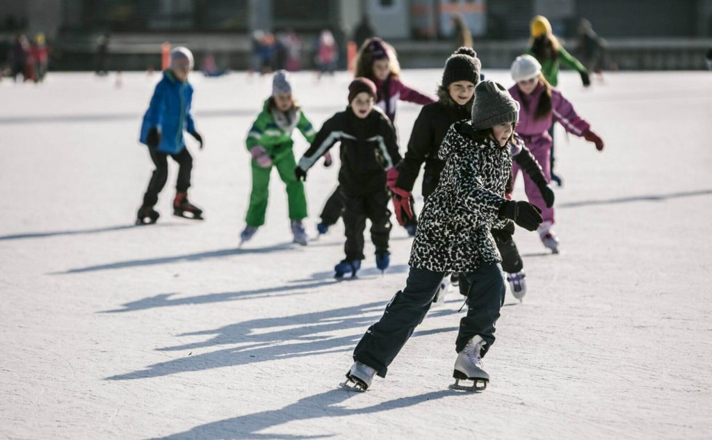 city-park-ice-rink-Budapest החלקה על הקרח בודפשט הונגריה