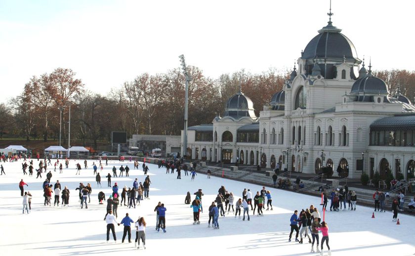 City Park Ice Rink Skating Budapest החלקה על הקרח בבודפשט