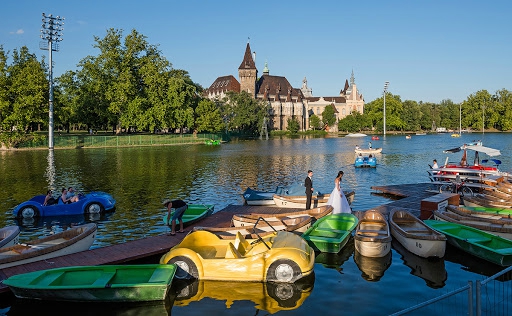 City Park Budapest Lake Paddle Boat אגם מלאכותי בבודפשט בפארק העירוני עם סירות פדלים